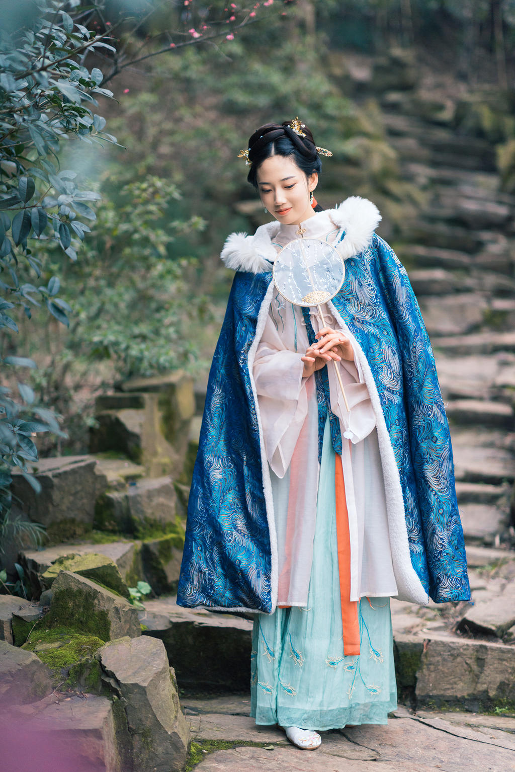 回眸一笑百媚生的汉服美女气质出尘唯美古风摄影