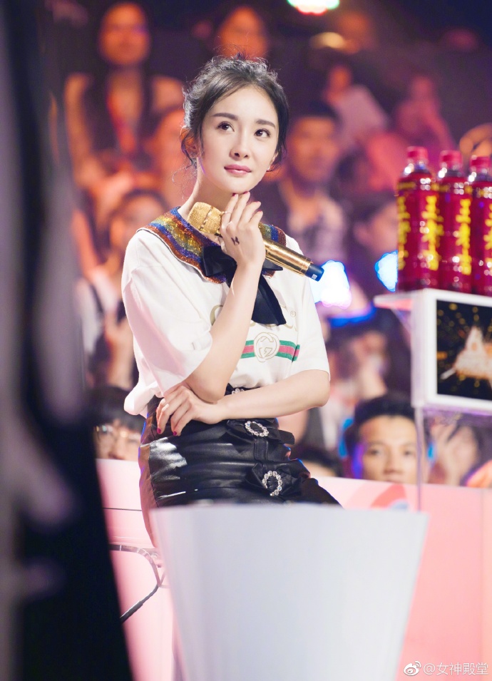 杨幂综艺花絮美图 丸子头少女范儿