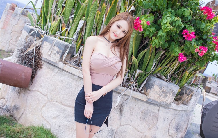 极品火辣身材美女模特街拍泳装风骚性感巨乳人妻图片