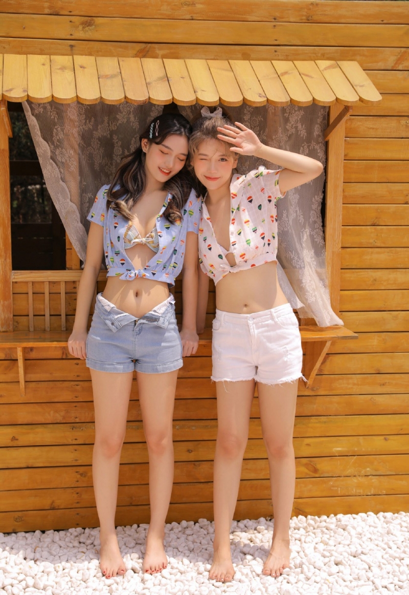 性感美女姐妹花吊带内衣写真集