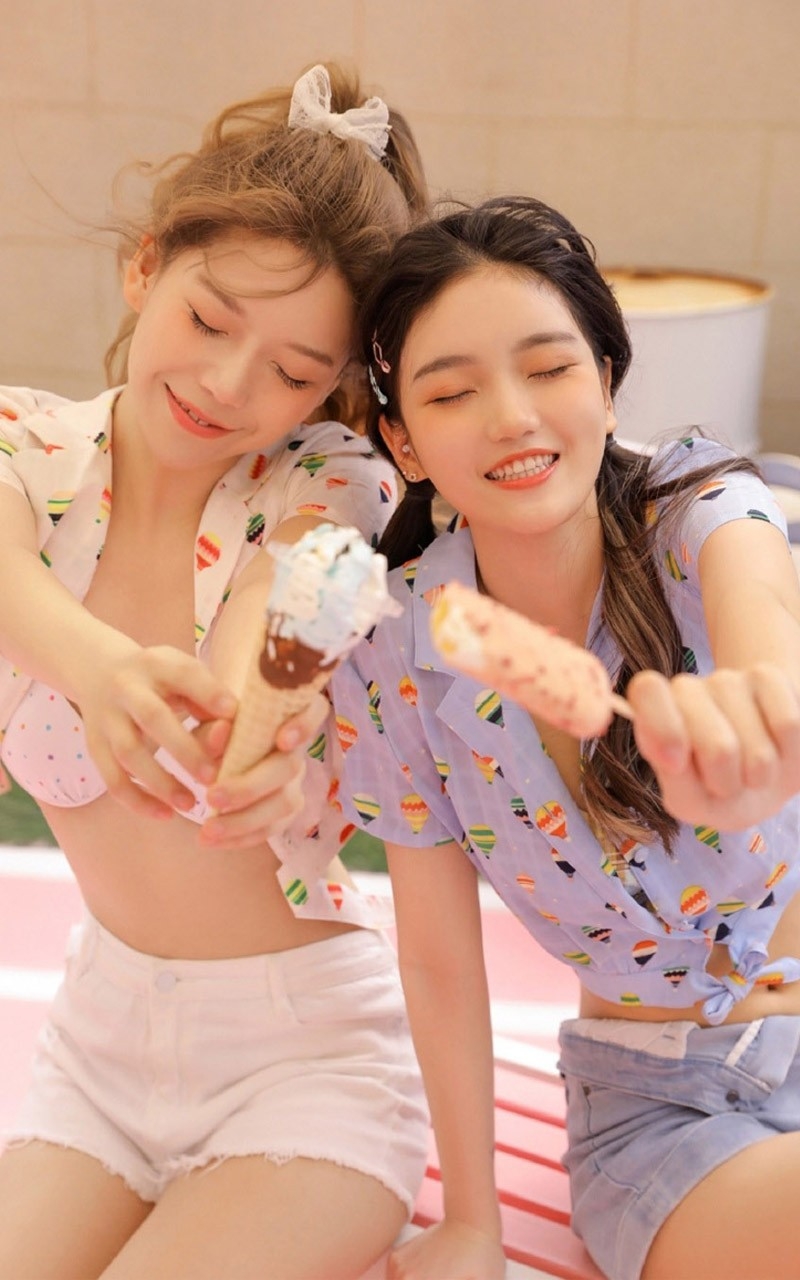 性感美女姐妹花吊带内衣写真集