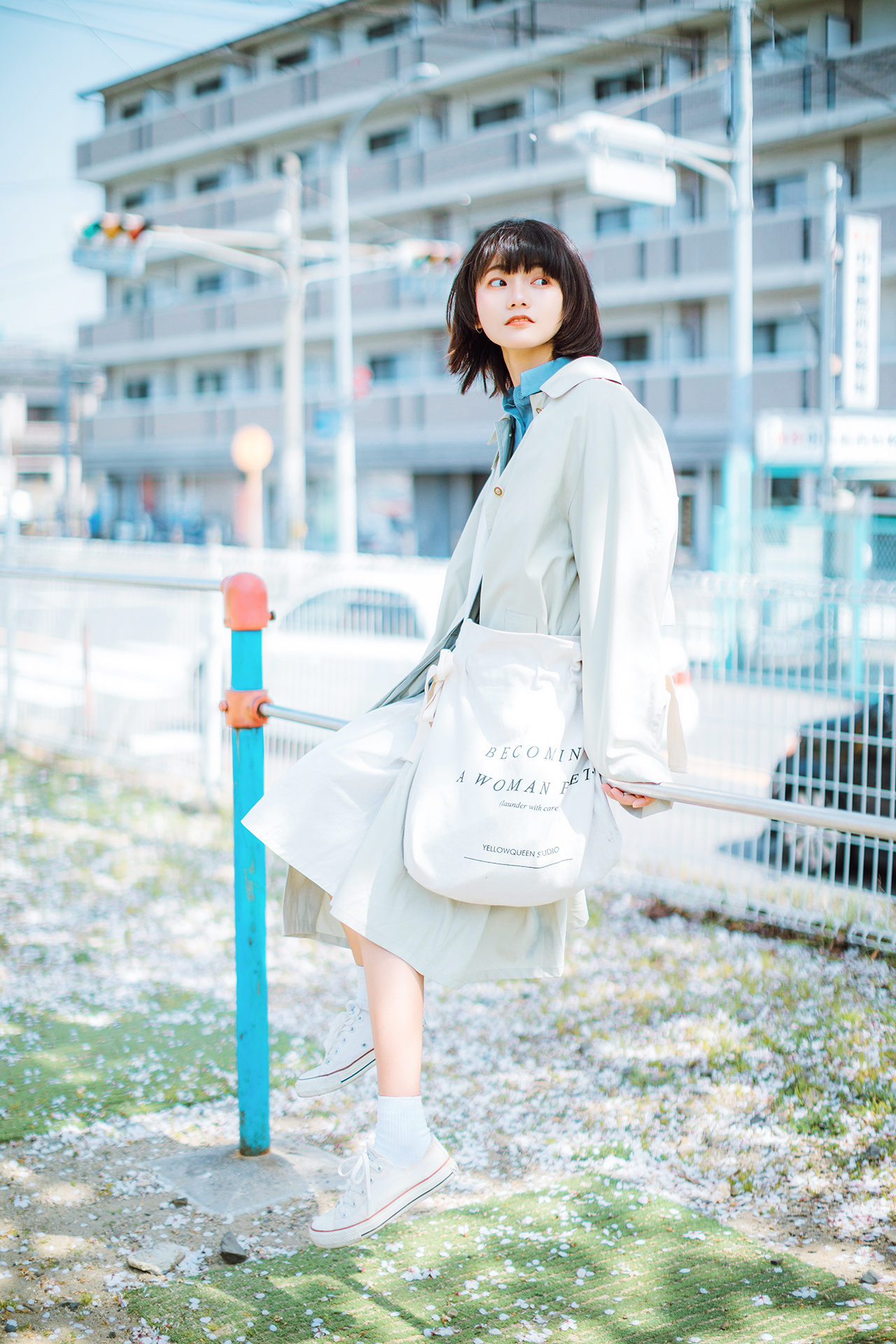 火车站清纯阳光少女写真图片