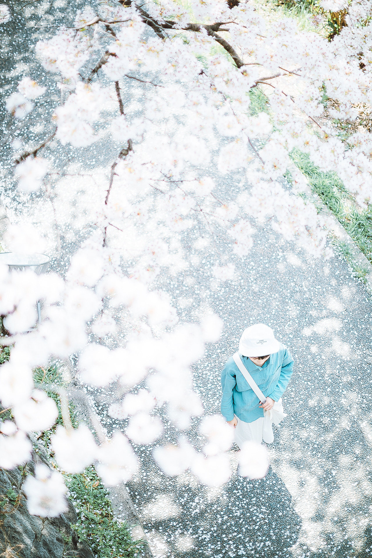 火车站清纯阳光少女写真图片
