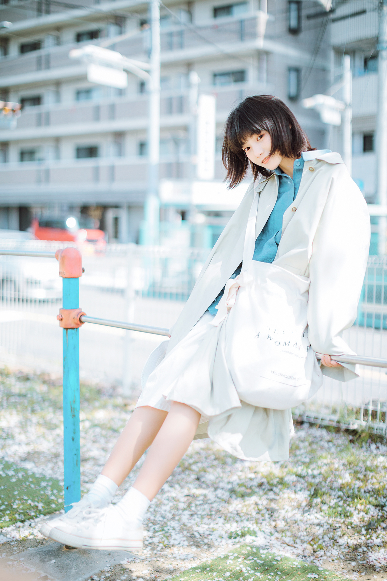 火车站清纯阳光少女写真图片