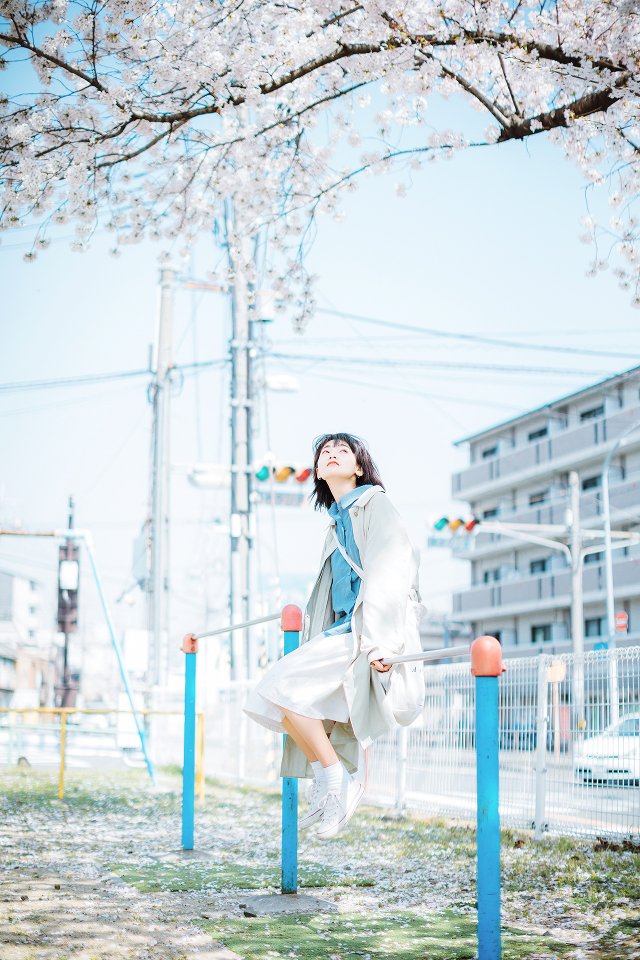 火车站清纯阳光少女写真图片