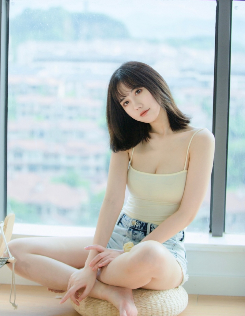 漂亮美眉吊带热裤香肩美腿写真