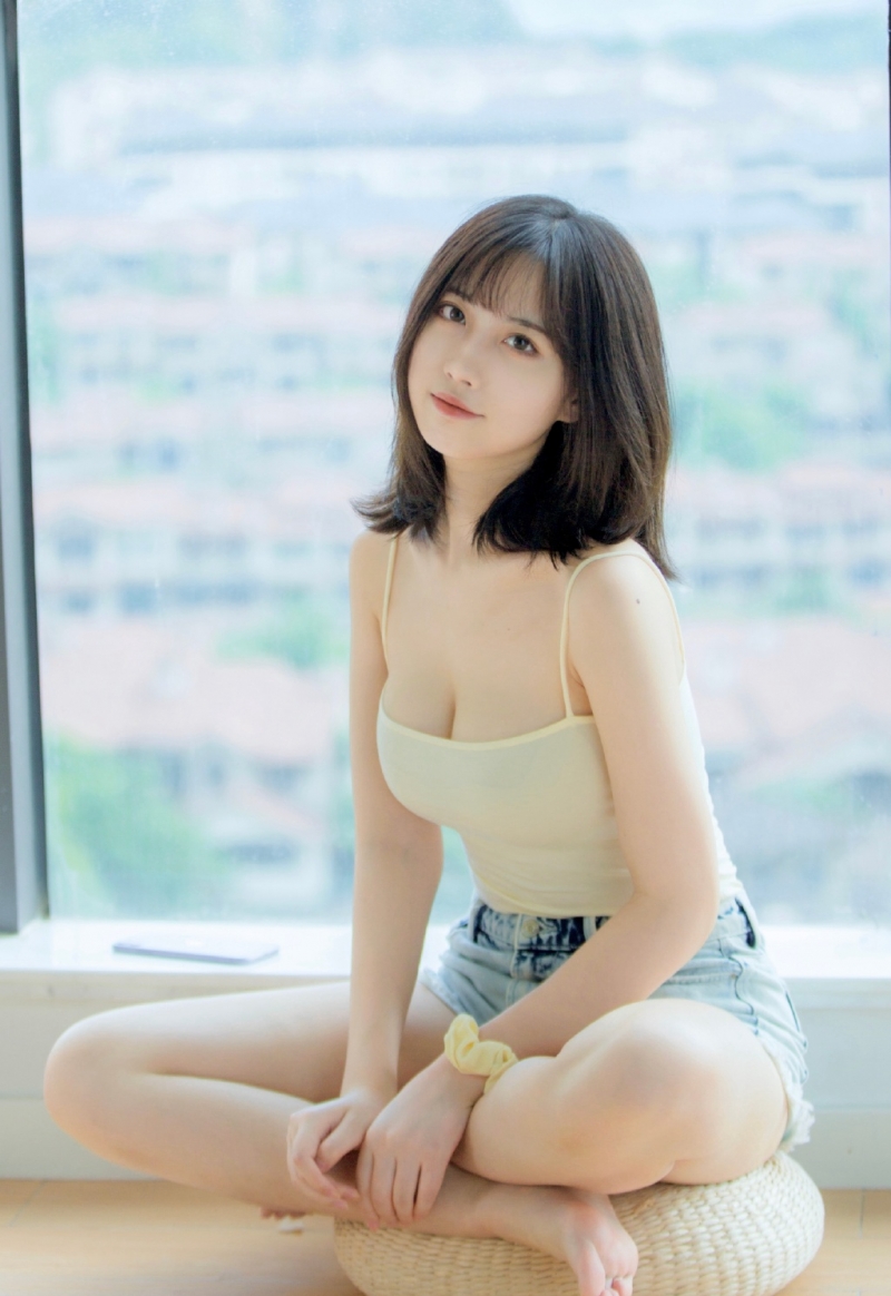 漂亮美眉吊带热裤香肩美腿写真