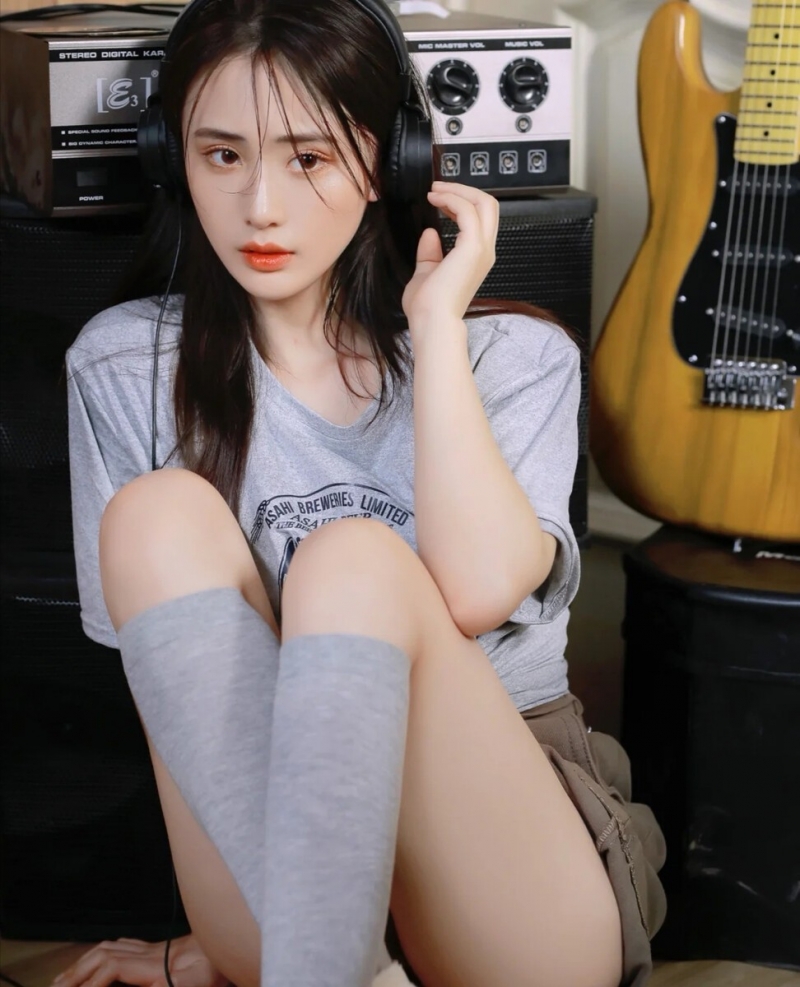 漂亮美眉超短裤大长腿精选图片