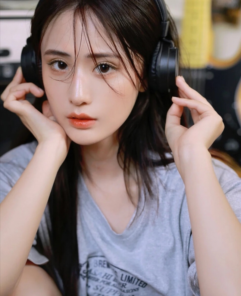 漂亮美眉超短裤大长腿精选图片
