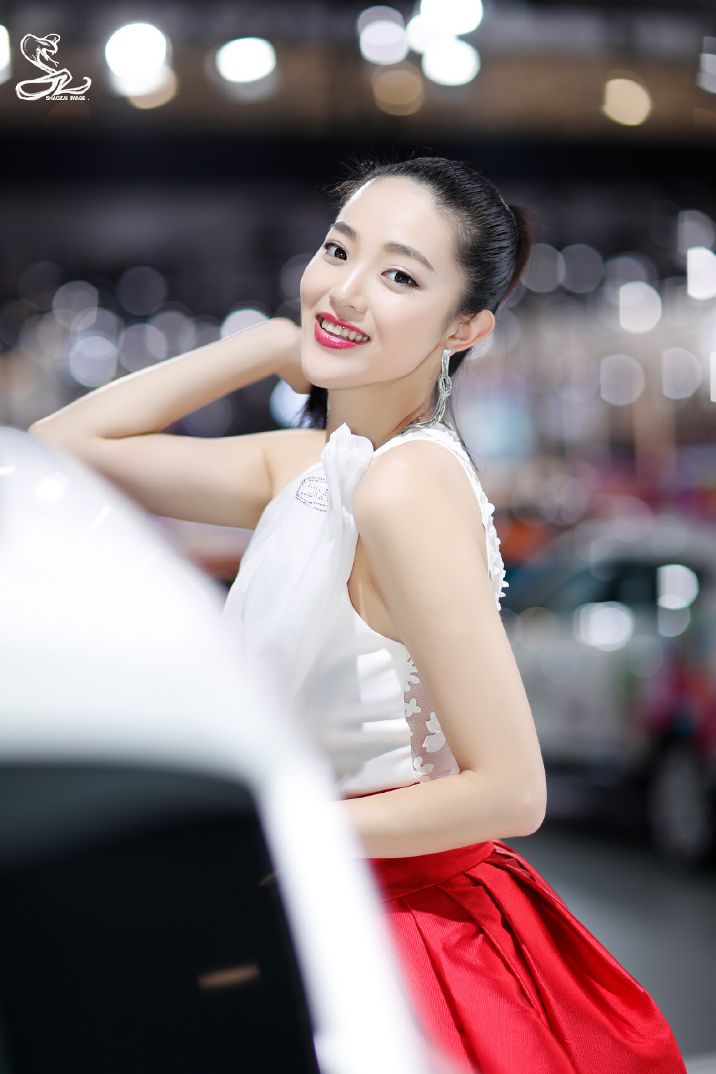 嫩白皮肤大眼红唇美女车模