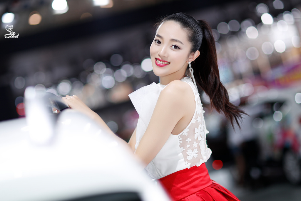 嫩白皮肤大眼红唇美女车模