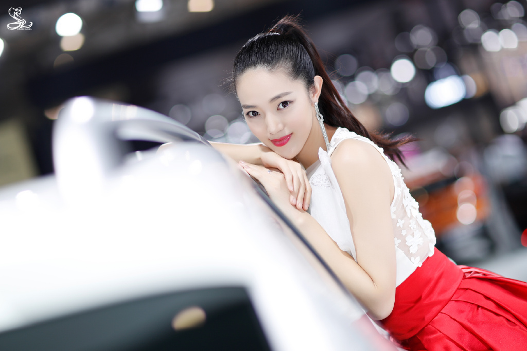 嫩白皮肤大眼红唇美女车模