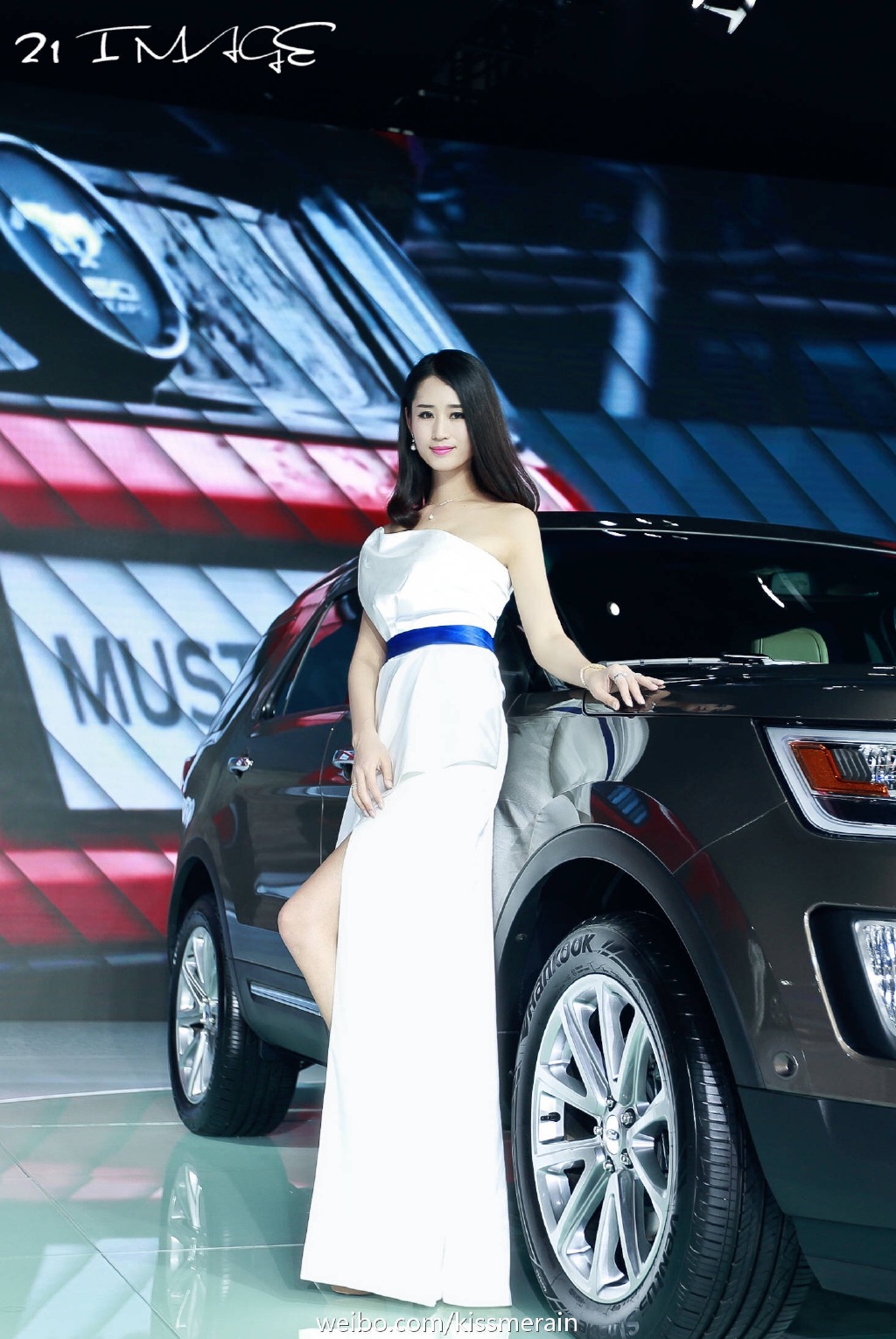 甜美脸蛋修长身材美女抹胸车模
