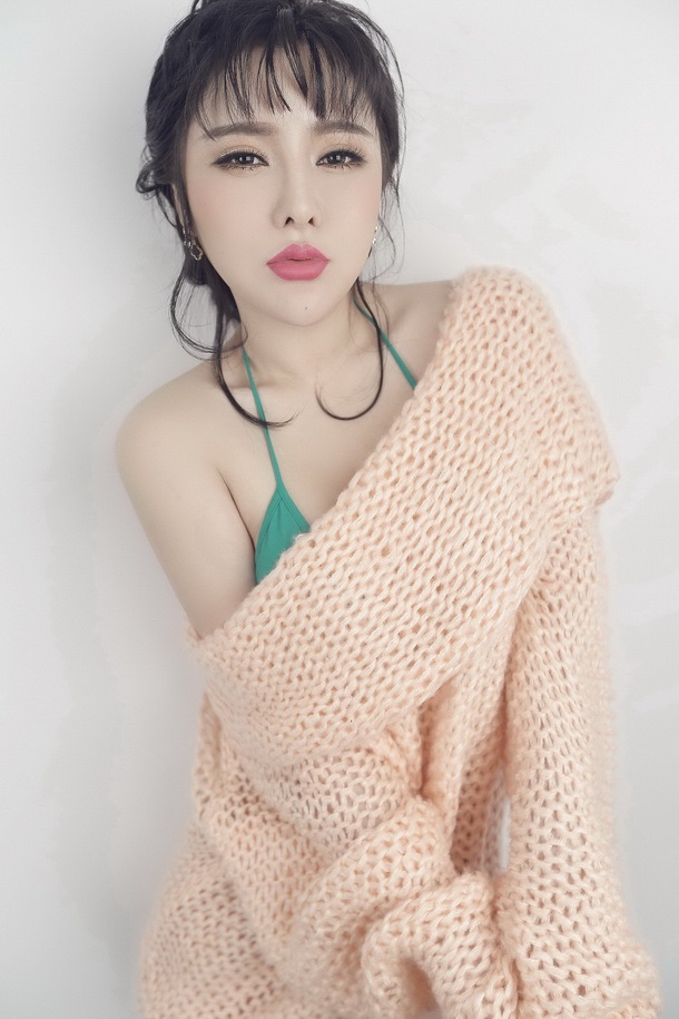 韩国大眼妩媚少妇娇滴滴写真
