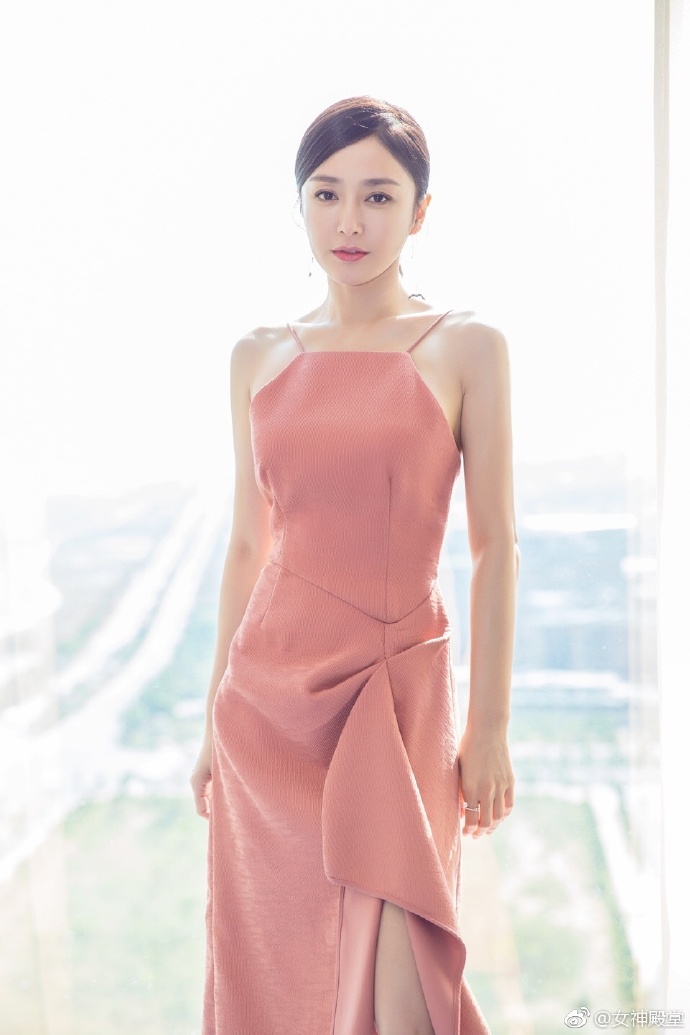 秦岚性感吊带装美照