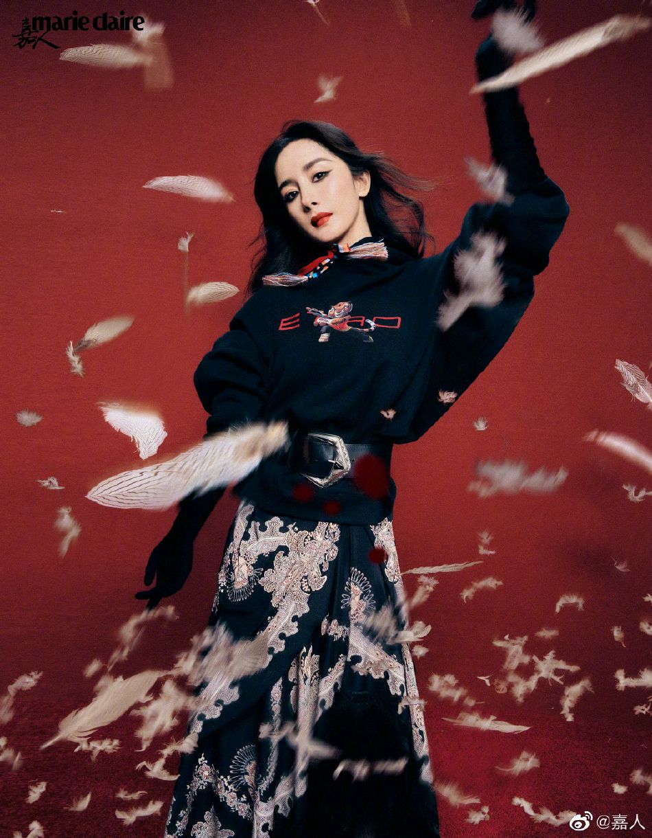 杨幂魅惑烟熏妆女人味十足写真