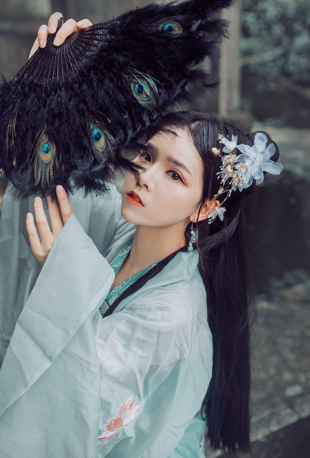 高清古装美女翠色烟衫长发及腰手持油纸伞唯美写真