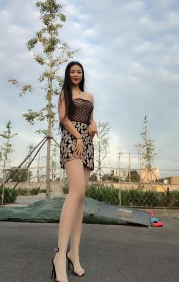清纯欲女少妇紧身套裙写真 大秀性感气质