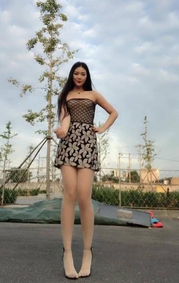 清纯欲女少妇紧身套裙写真 大秀性感气质
