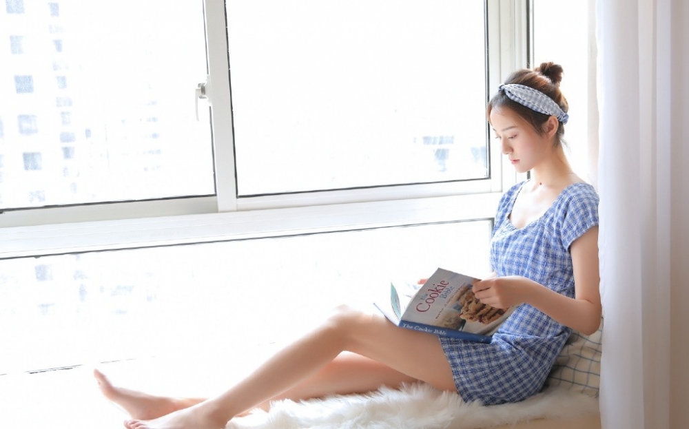 可爱美眉日式丸子头夏季连衣裙修长美腿女性私身体