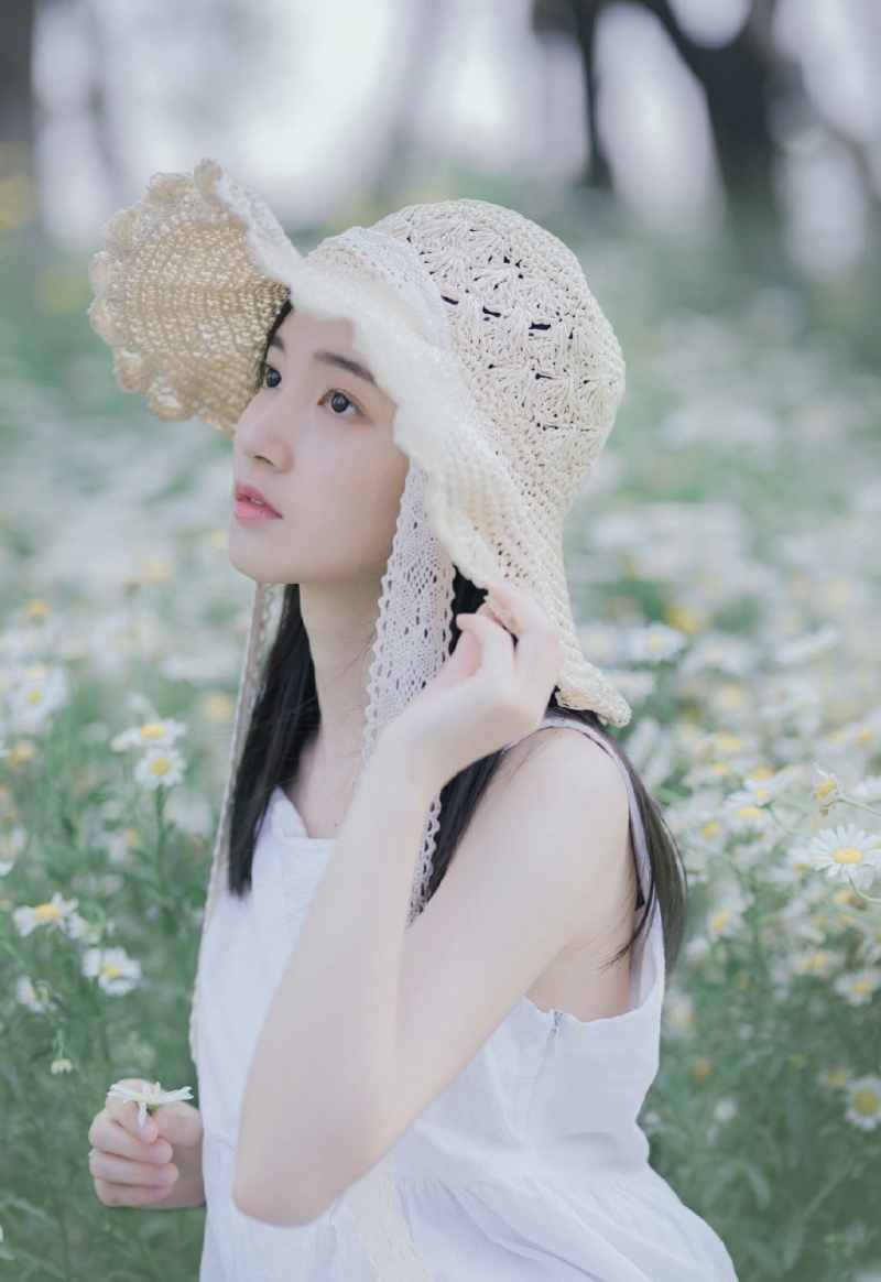 小清新美女白色连衣裙草丛写真
