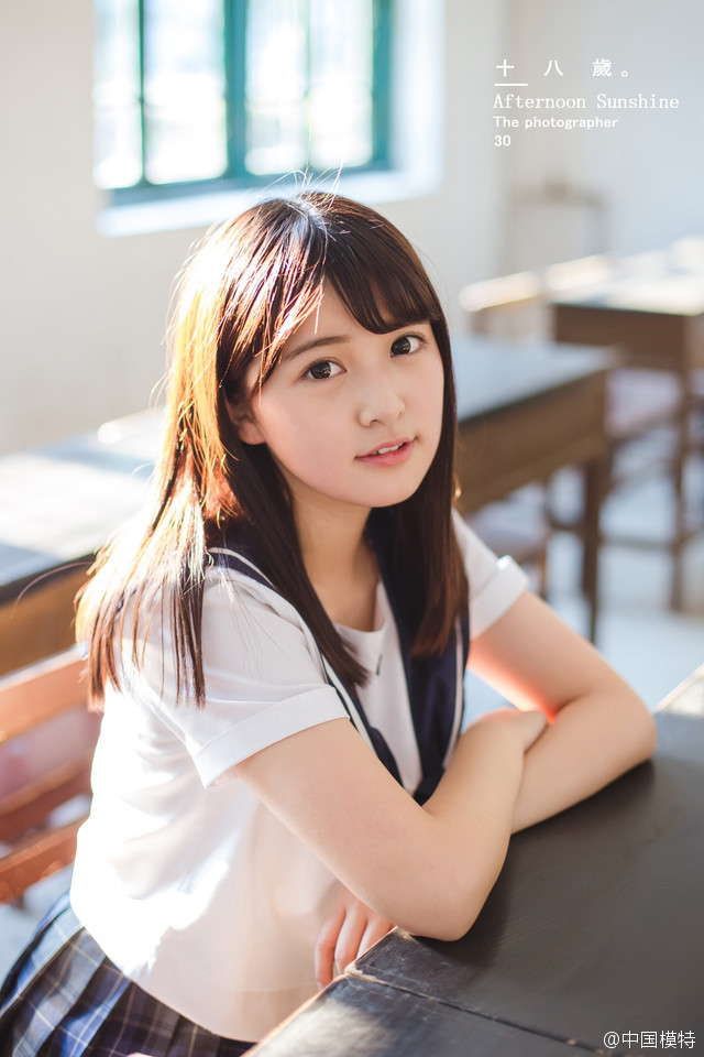 有点婴儿肥的可爱清纯美女学生制服写真