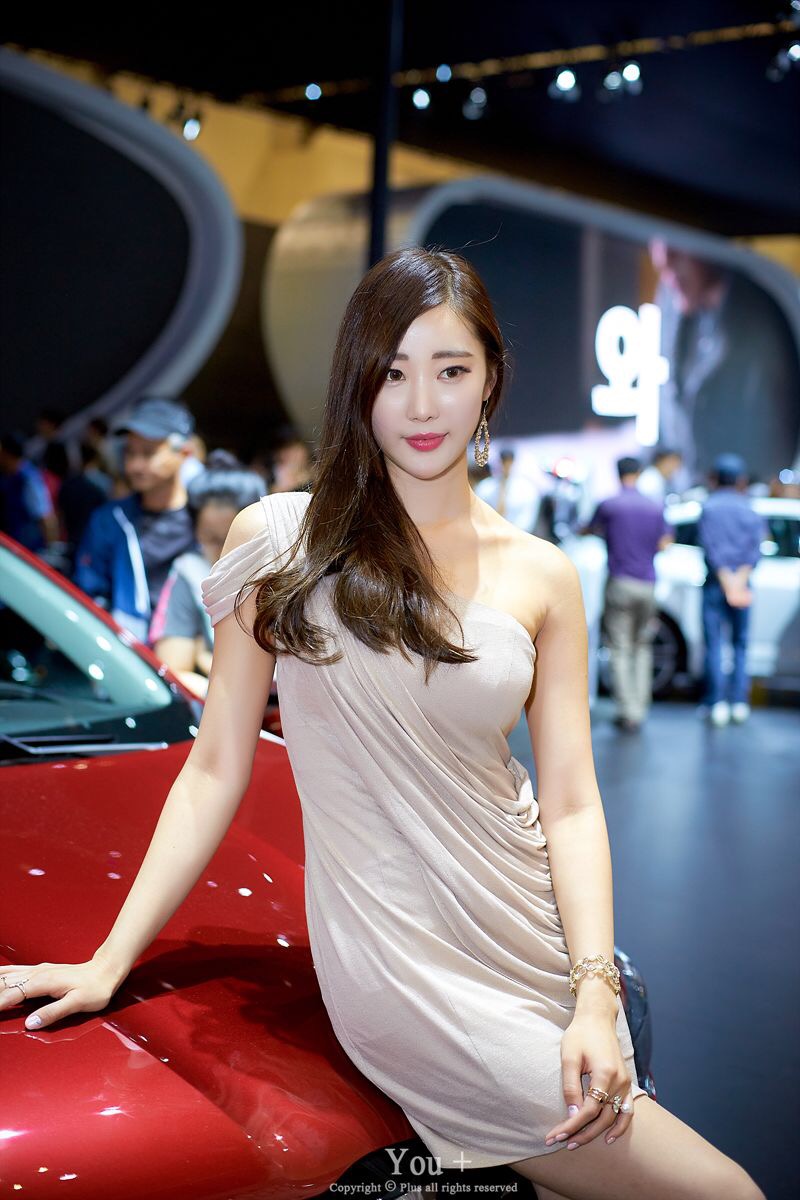 车展上的裸肩美女车模