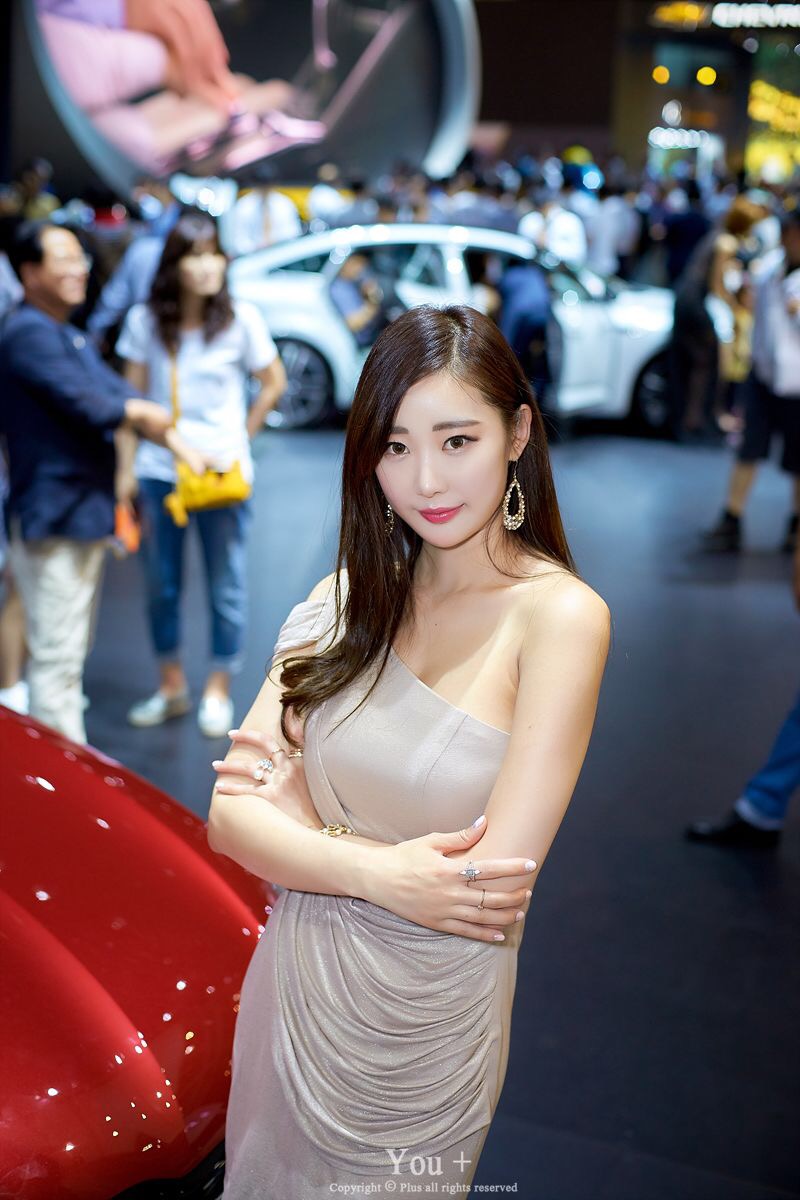 车展上的裸肩美女车模