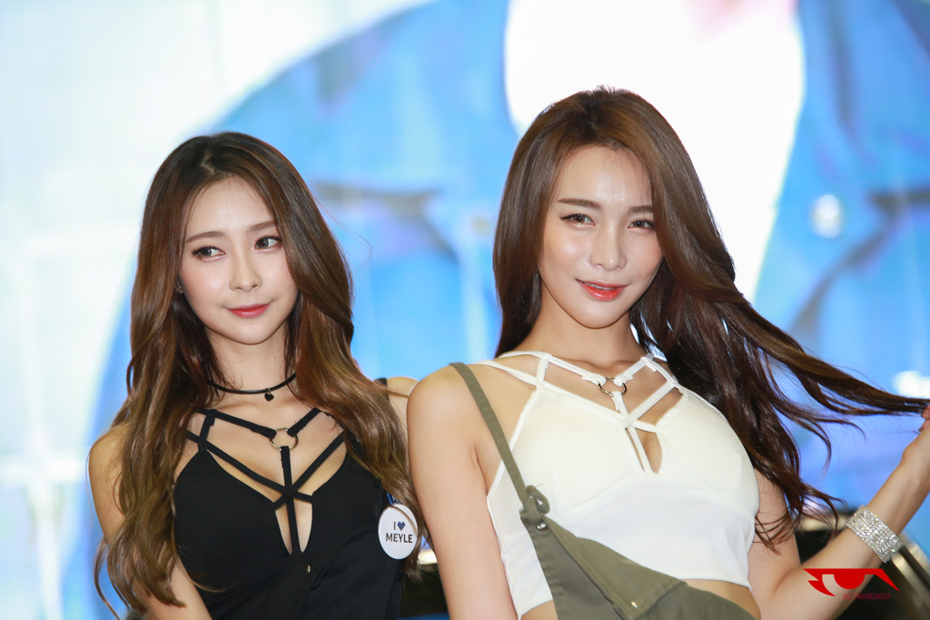 韩国极品车模火辣小短裙修长美腿挑逗你的欲火美女图