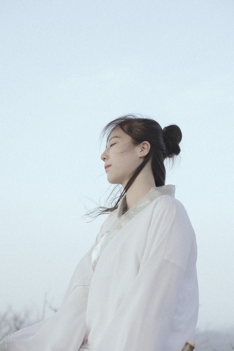 微风吹起古装白衣长裙美女发丝