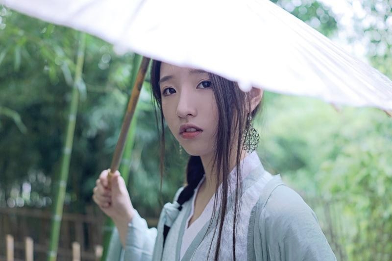 长发古装美女明星室外小清新唯美养眼写真