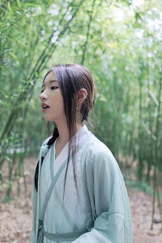 长发古装美女明星室外小清新唯美养眼写真