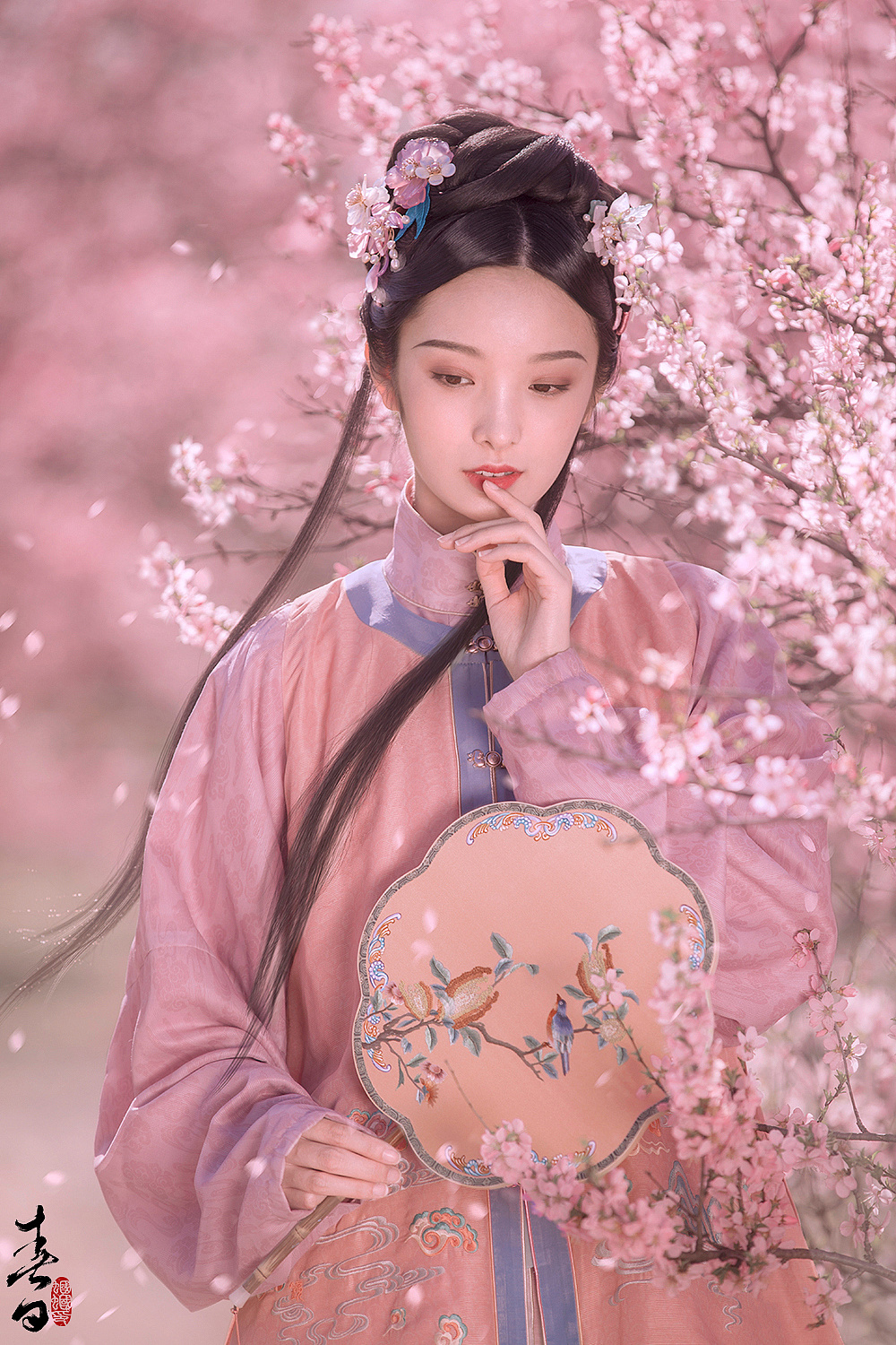 古装美女粉色汉服花园唯美图片