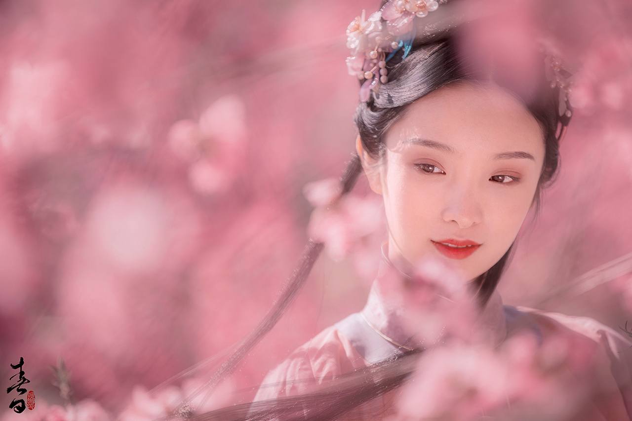 古装美女粉色汉服花园唯美图片