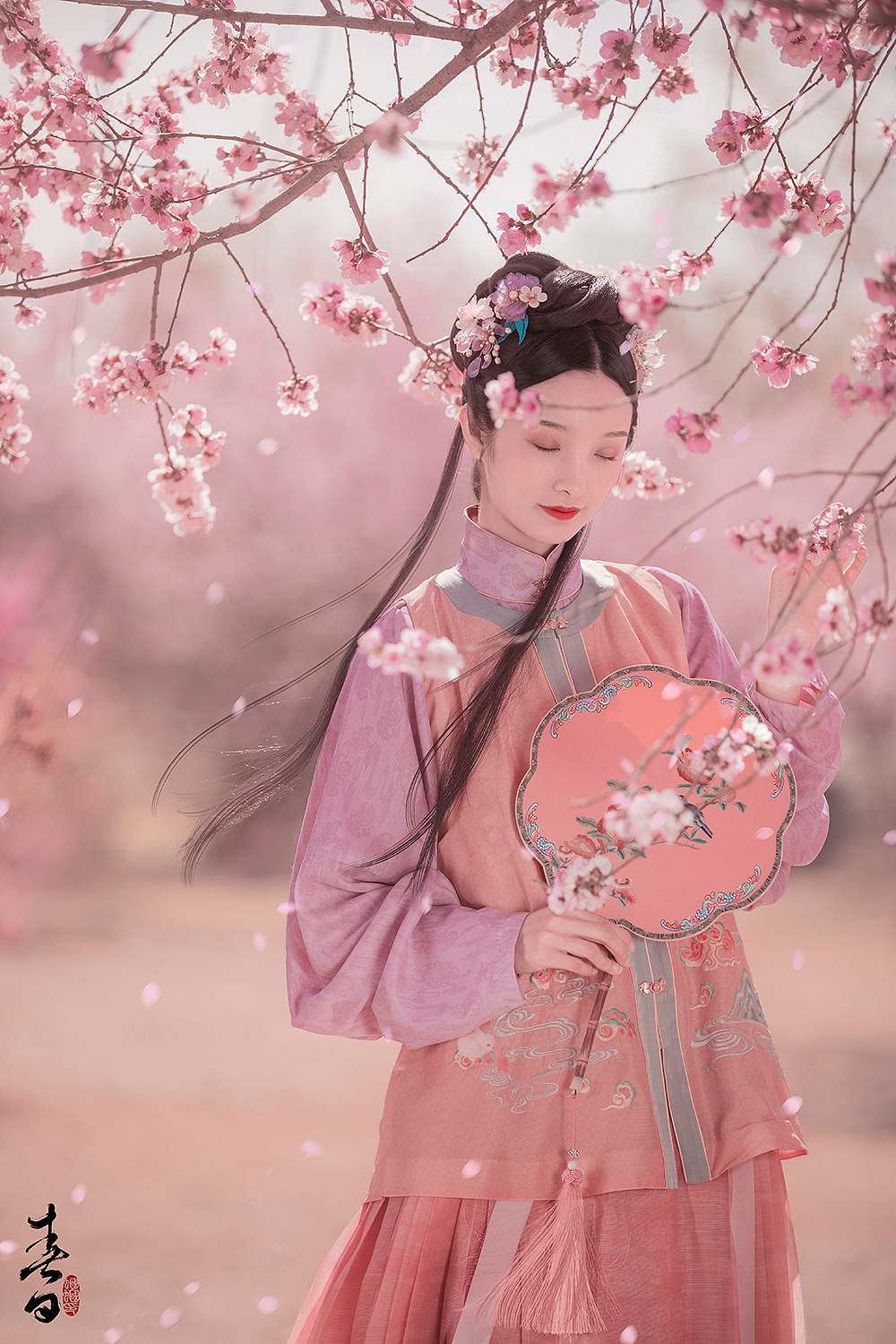 古装美女粉色汉服花园唯美图片