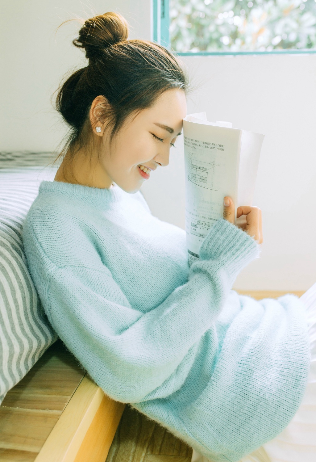 清纯女孩性感居家图片 小露酥胸秀半球