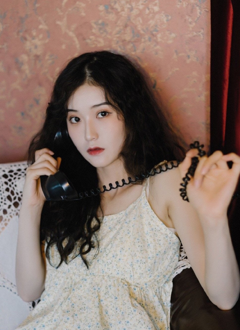 日系美女精致瓜子脸漂亮写真