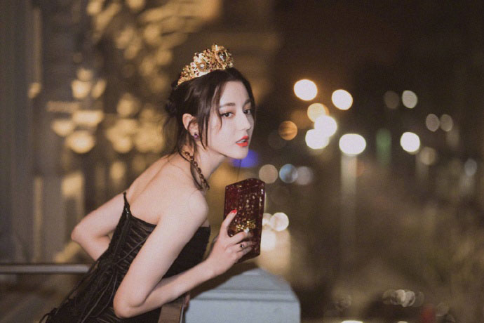 迪丽热巴身黑色薄纱礼裙头戴皇冠 尽显女王范