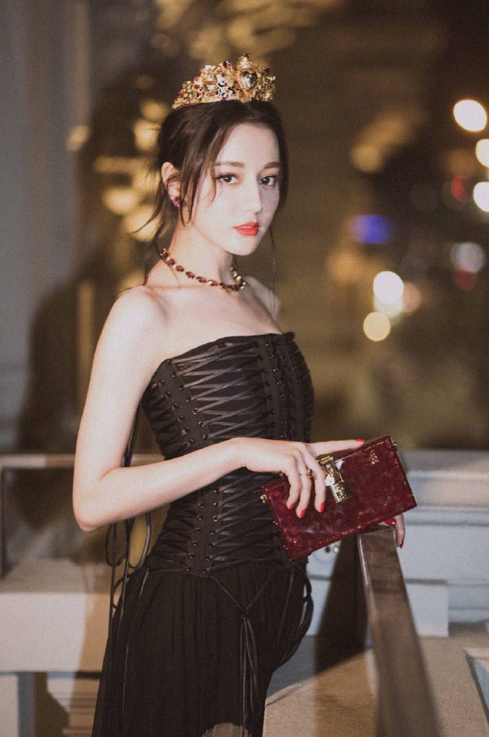 迪丽热巴身黑色薄纱礼裙头戴皇冠 尽显女王范