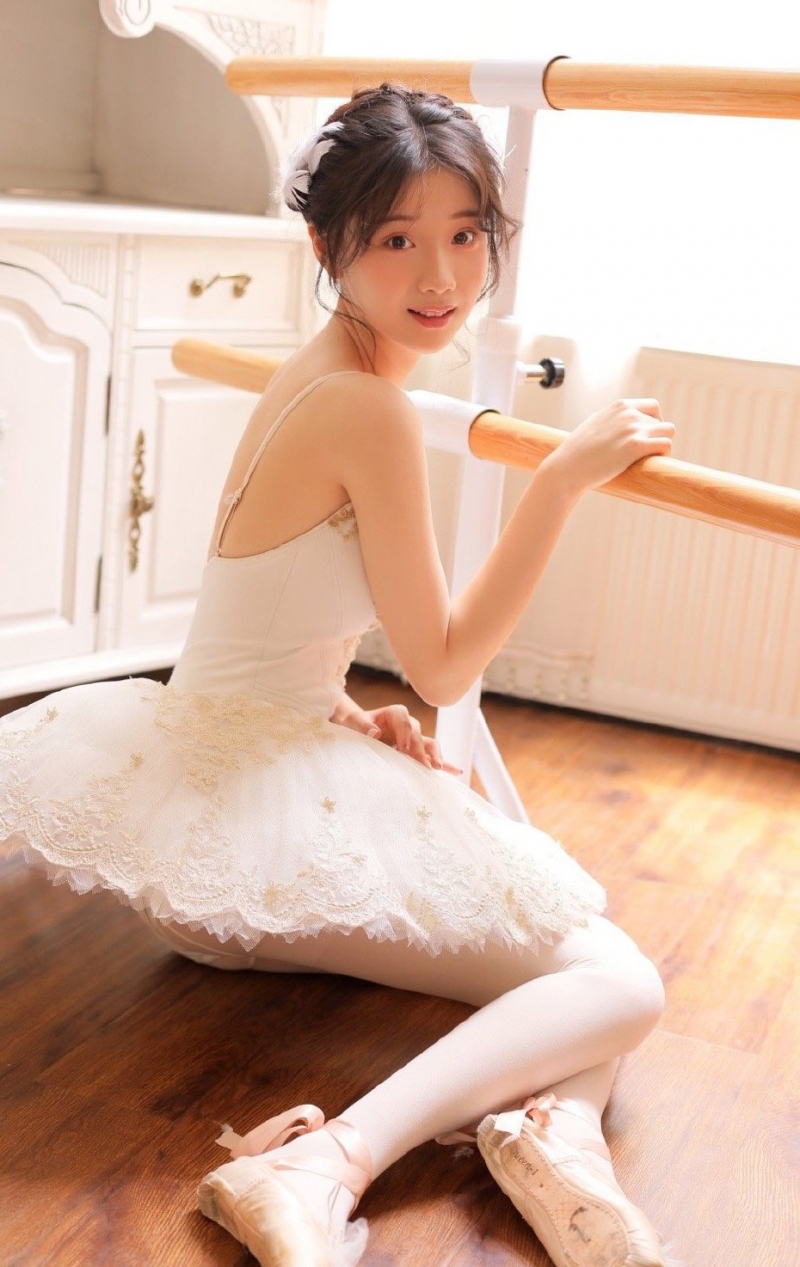 芭蕾美女长腿白丝性感惹火图集
