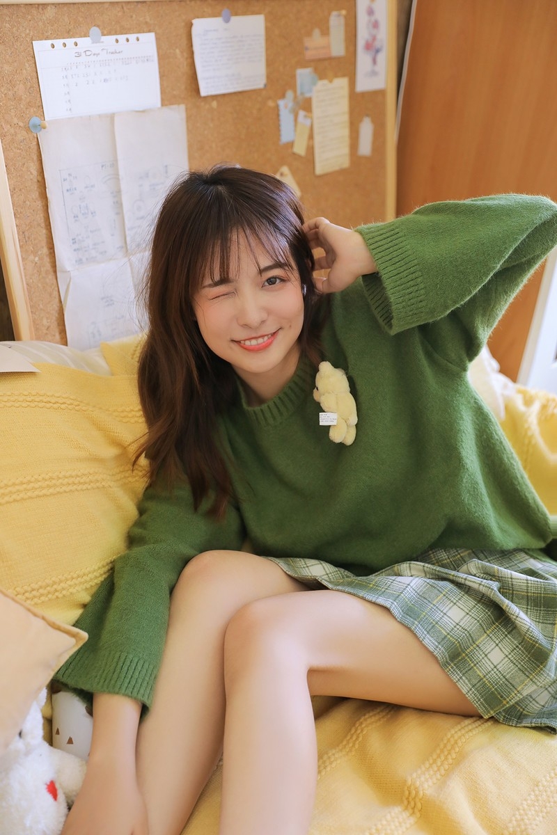 清纯甜美可爱国产少女私房短裙若隐若现养眼写真