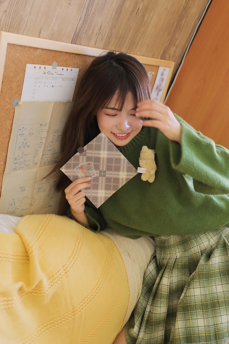 清纯甜美可爱国产少女私房短裙若隐若现养眼写真