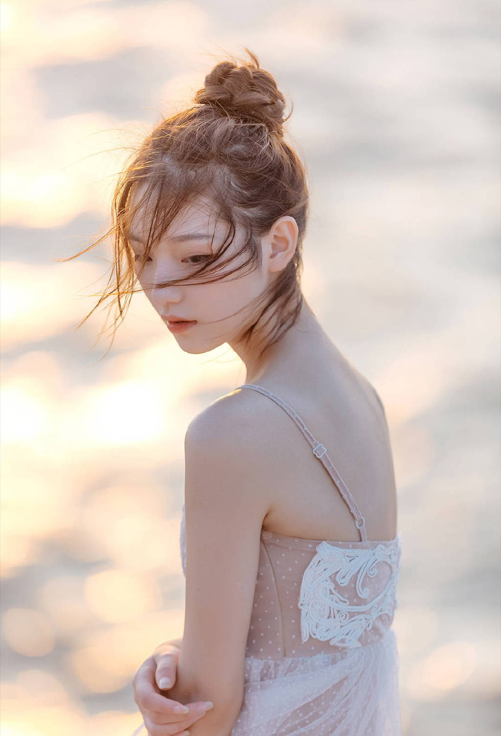 户外清纯美女日式丸子头吊带裙小露香肩唯美写真