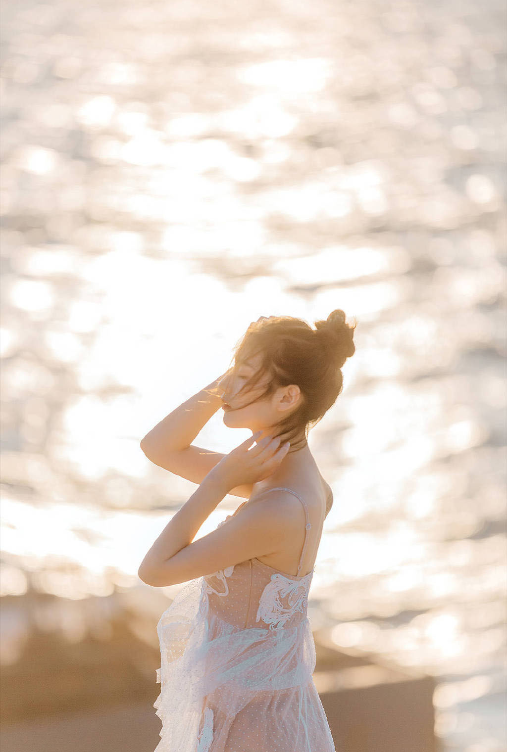 户外清纯美女日式丸子头吊带裙小露香肩唯美写真