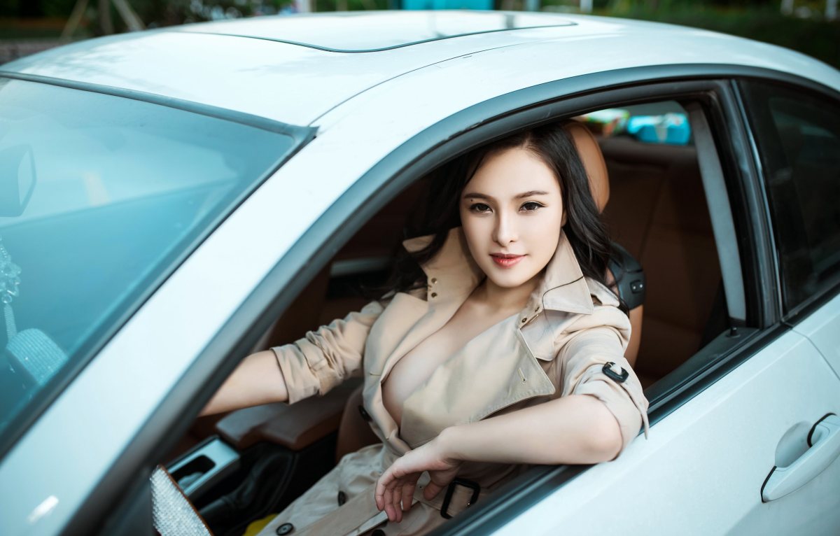中国第一美女车模厉雯娜傲人事业线写真