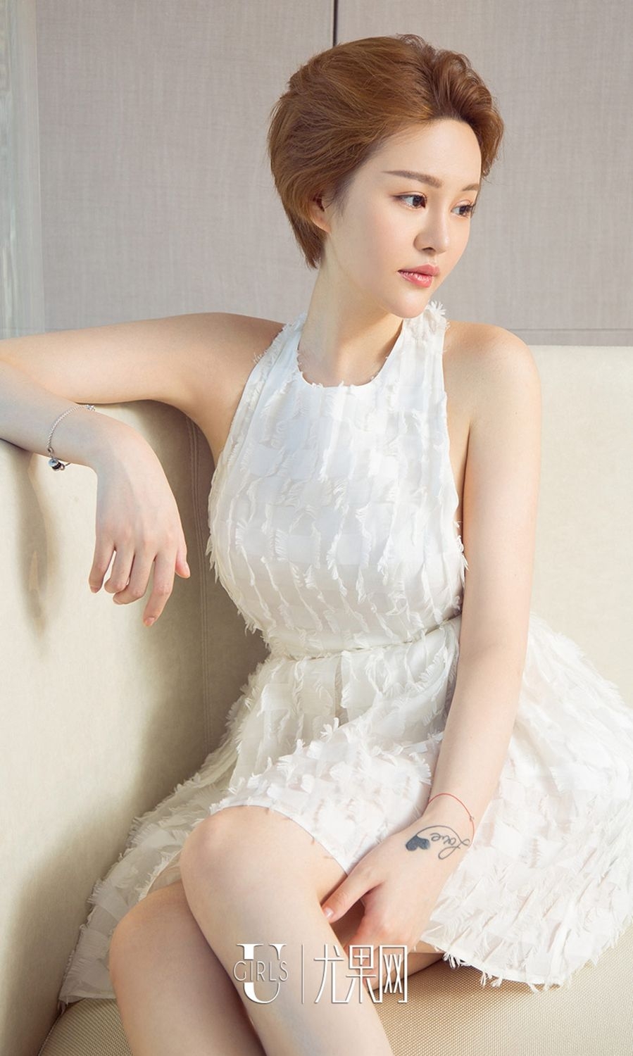 中国第一美女车模厉雯娜傲人事业线写真