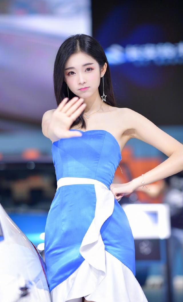 青春靓丽美女车模香肩美腿套图