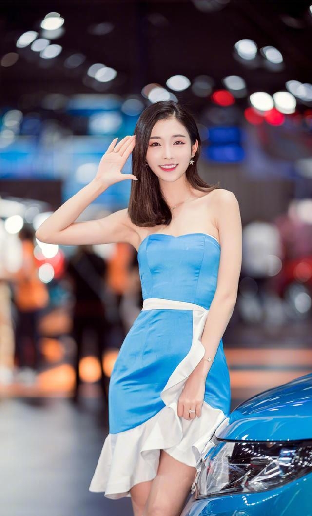 青春靓丽美女车模香肩美腿套图