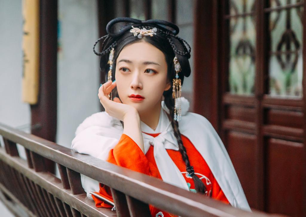 汉服少女浓眉大眼唇红齿白图片