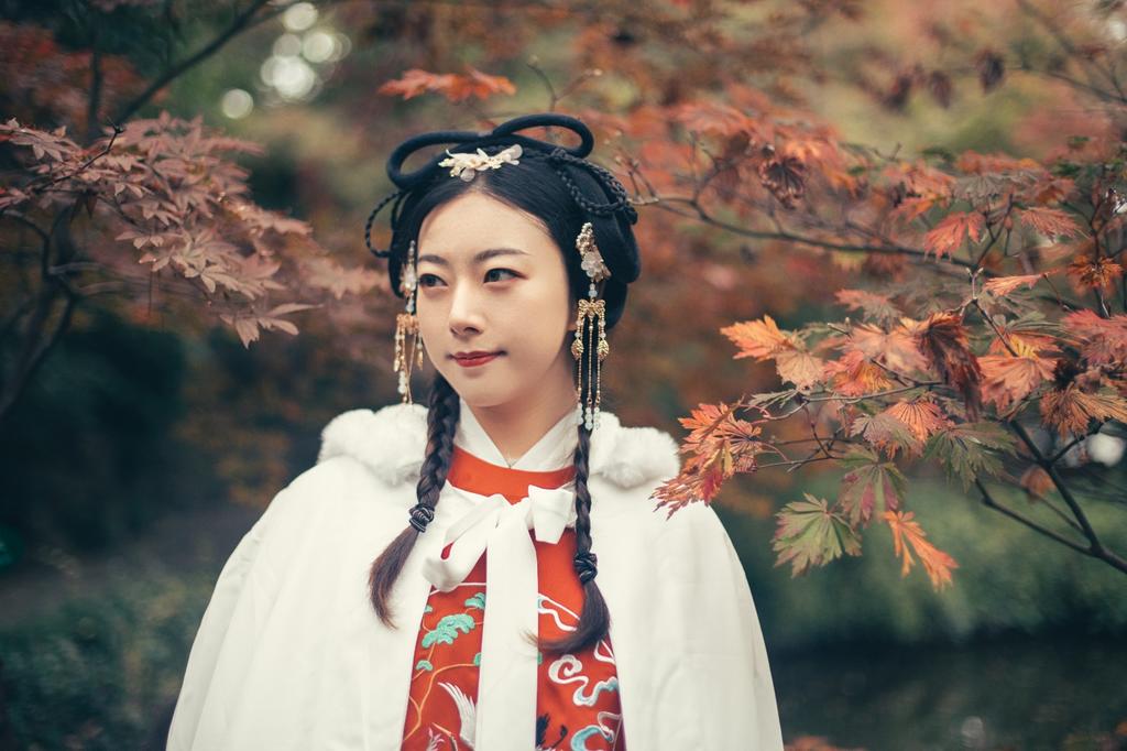 汉服少女浓眉大眼唇红齿白图片